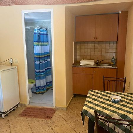 Rexhos Studios Himare Bagian luar foto