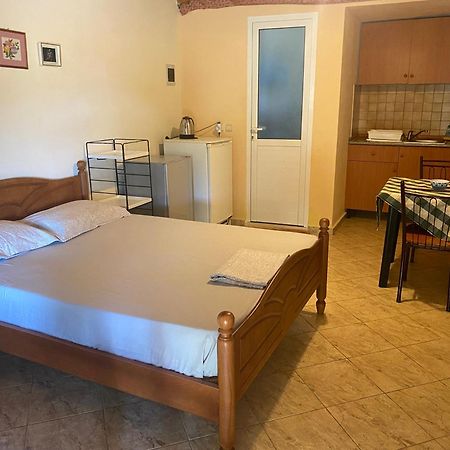 Rexhos Studios Himare Bagian luar foto