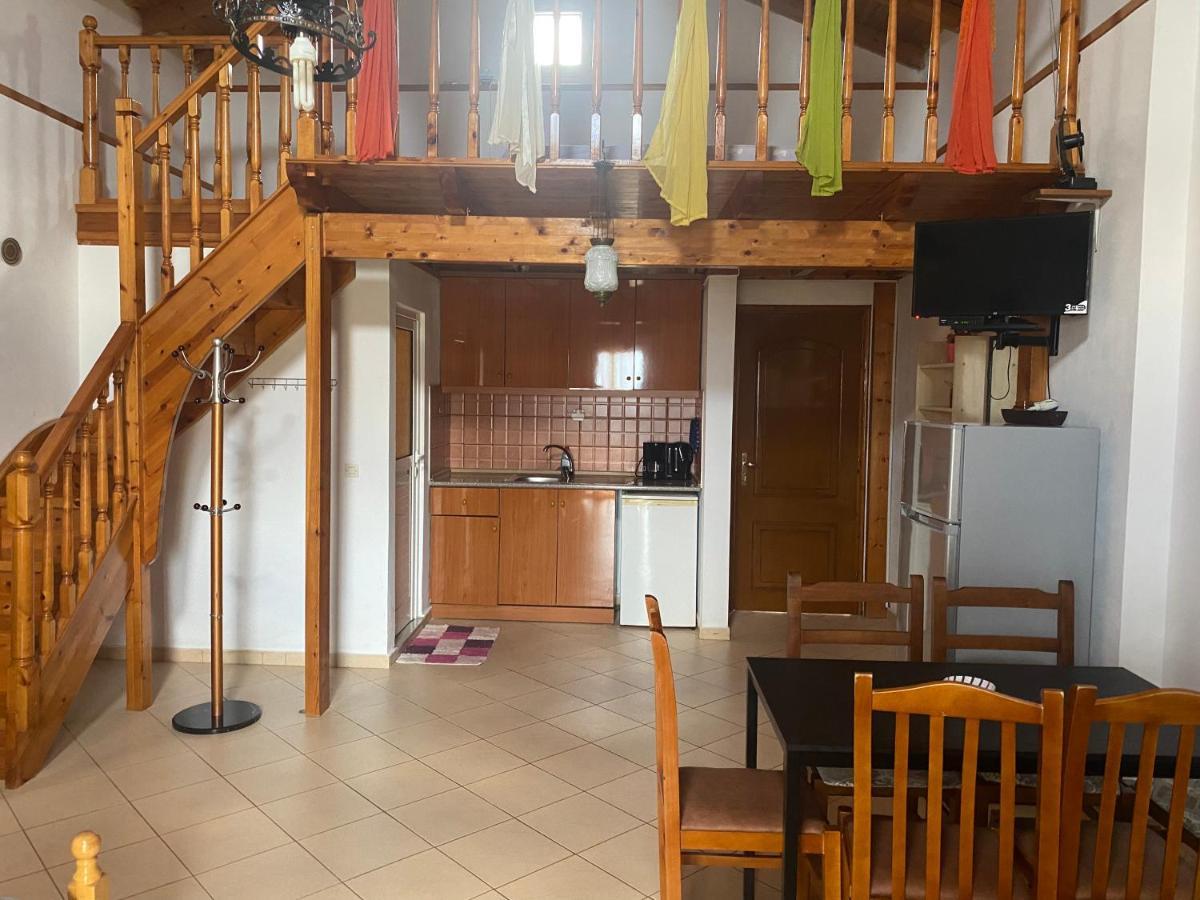 Rexhos Studios Himare Bagian luar foto