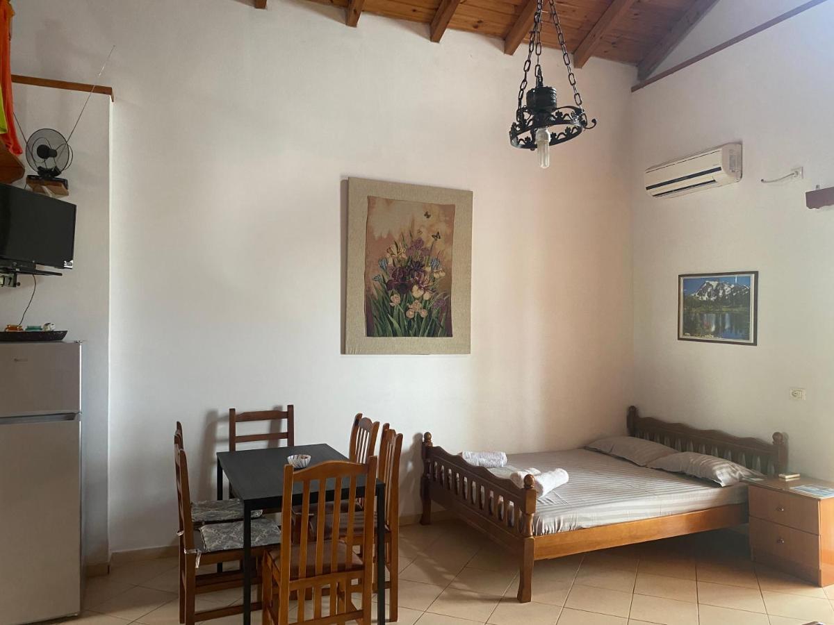 Rexhos Studios Himare Bagian luar foto