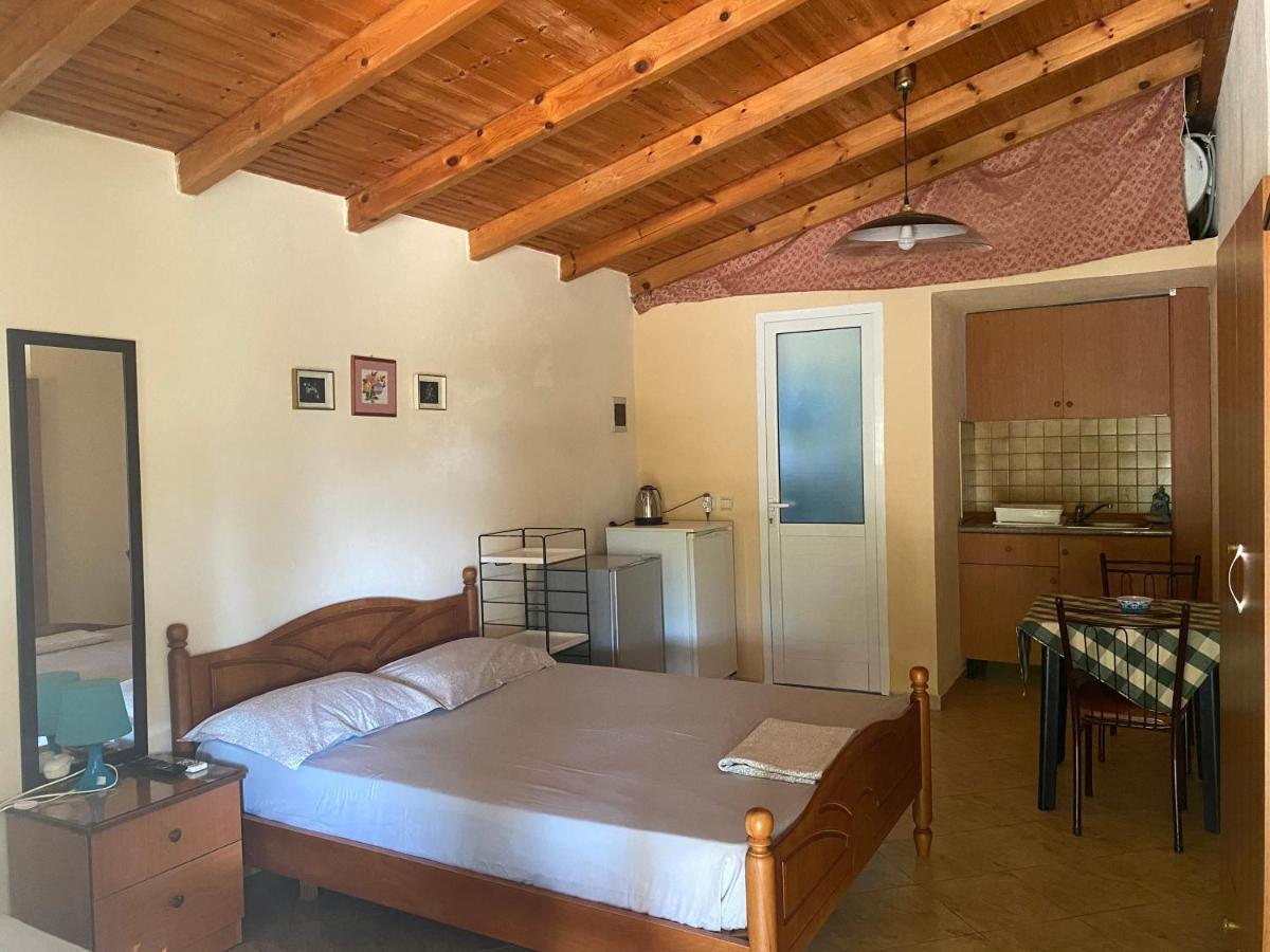 Rexhos Studios Himare Bagian luar foto