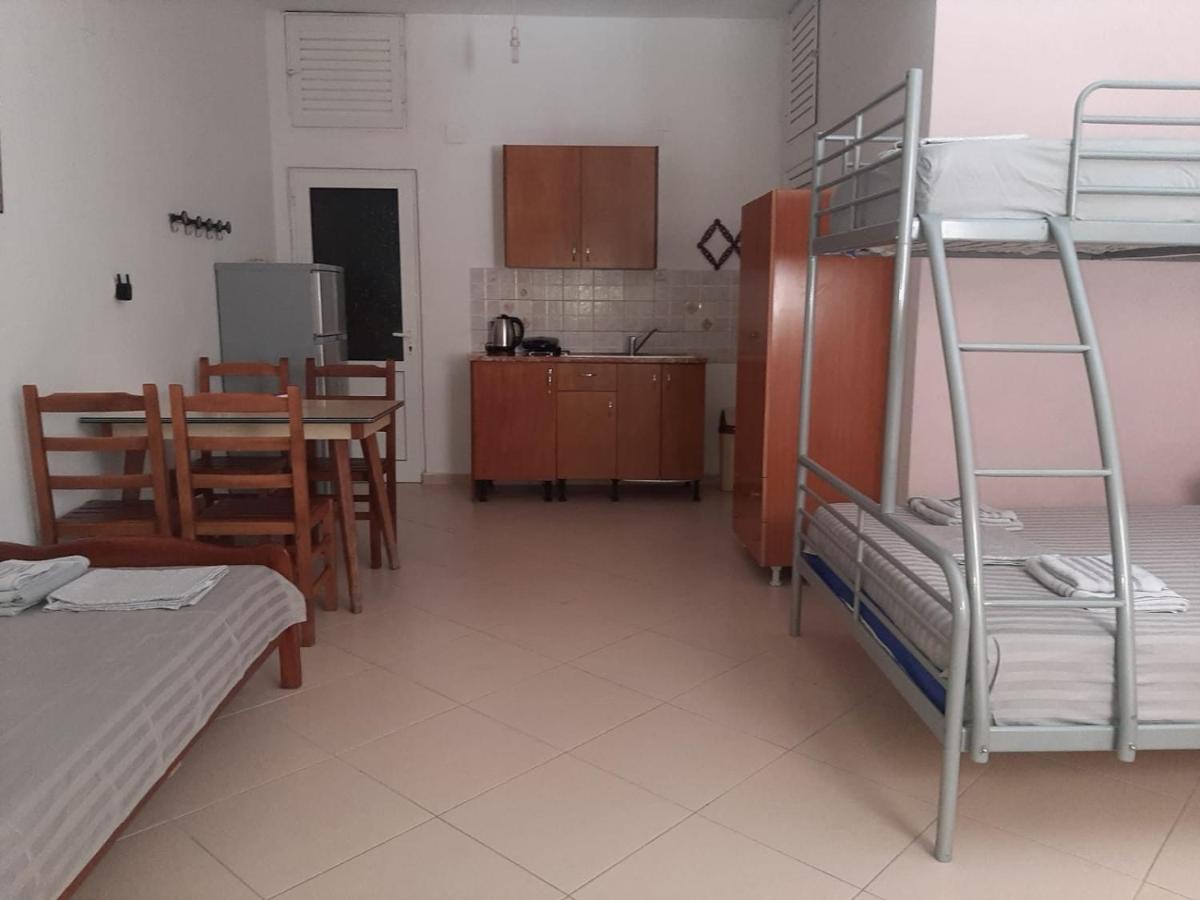 Rexhos Studios Himare Bagian luar foto