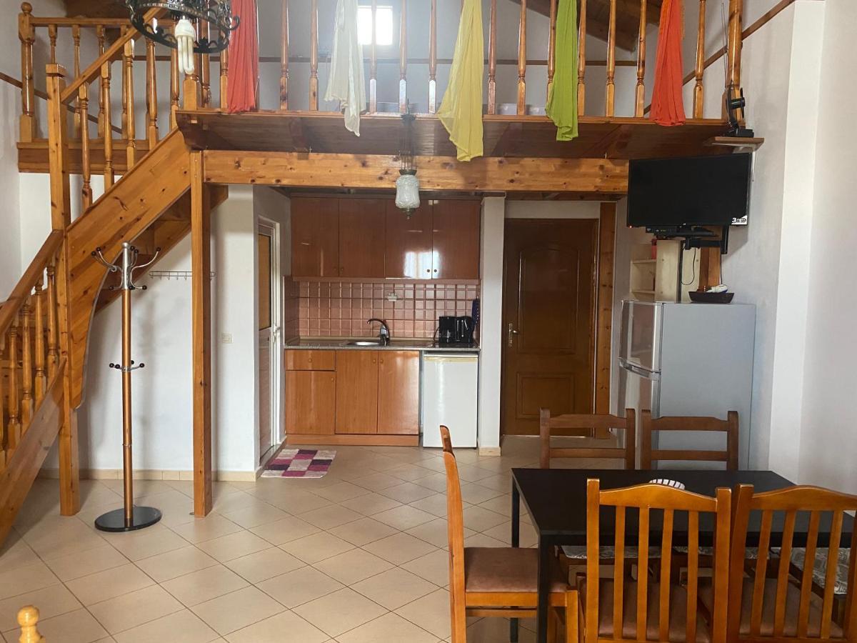 Rexhos Studios Himare Bagian luar foto