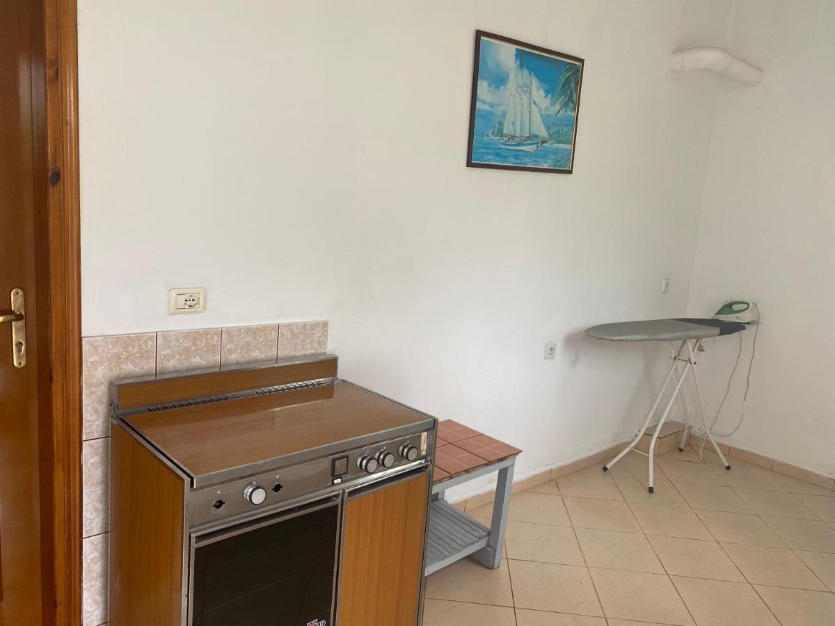 Rexhos Studios Himare Bagian luar foto