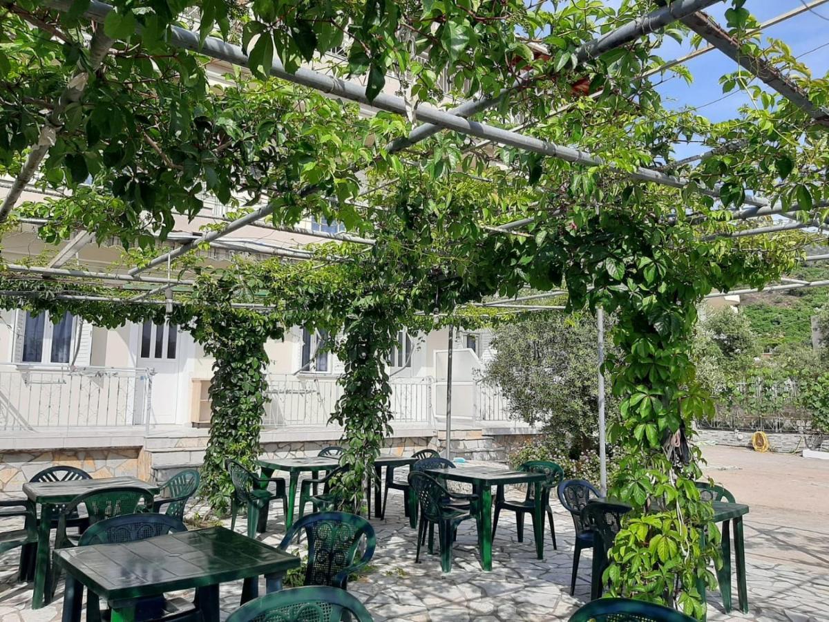 Rexhos Studios Himare Bagian luar foto