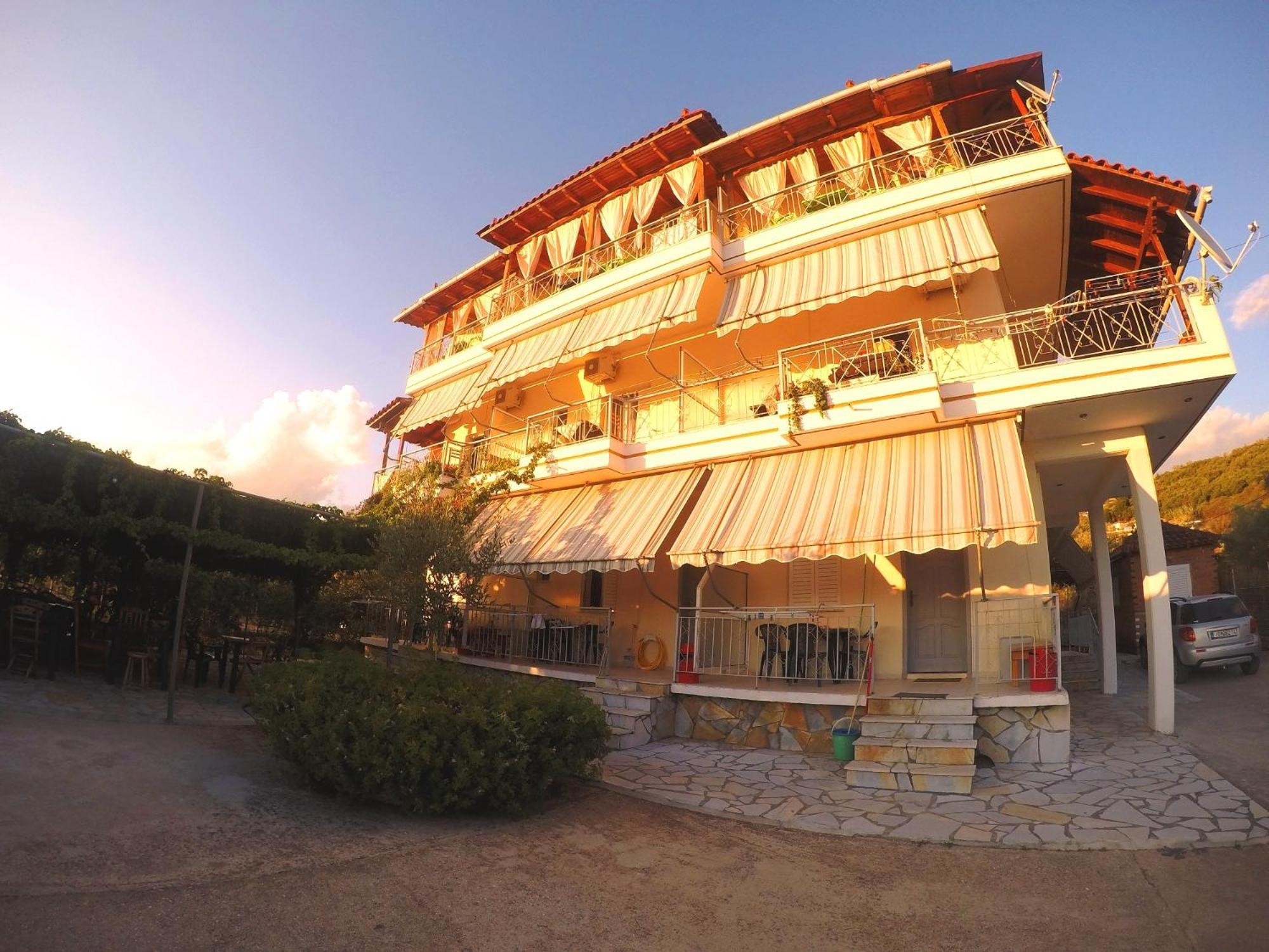 Rexhos Studios Himare Bagian luar foto