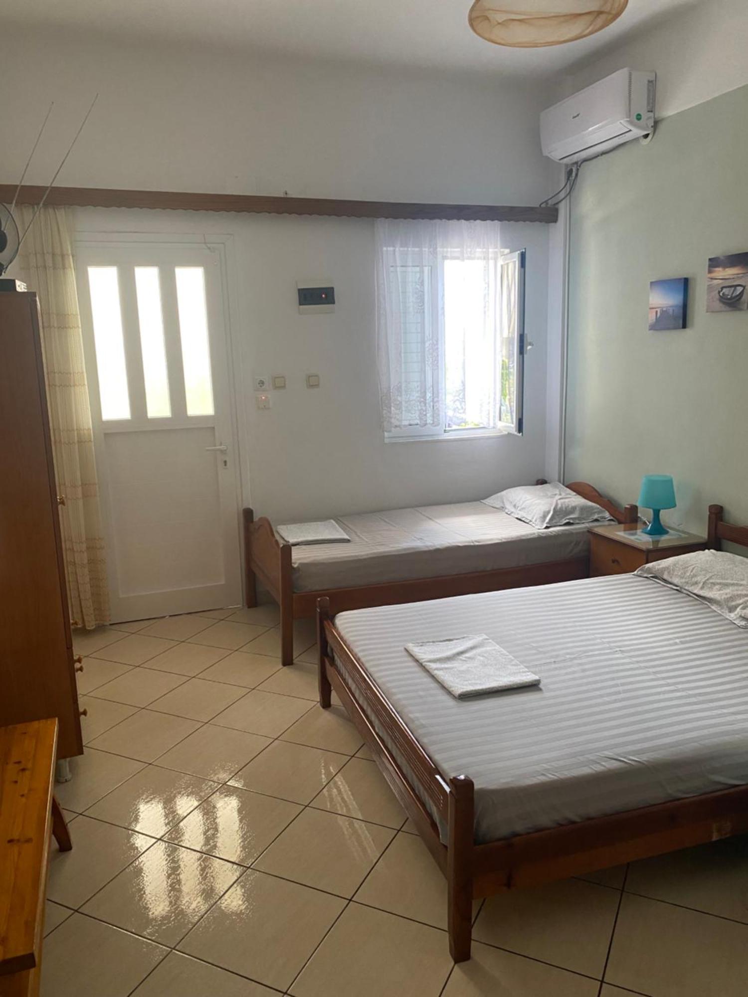 Rexhos Studios Himare Bagian luar foto