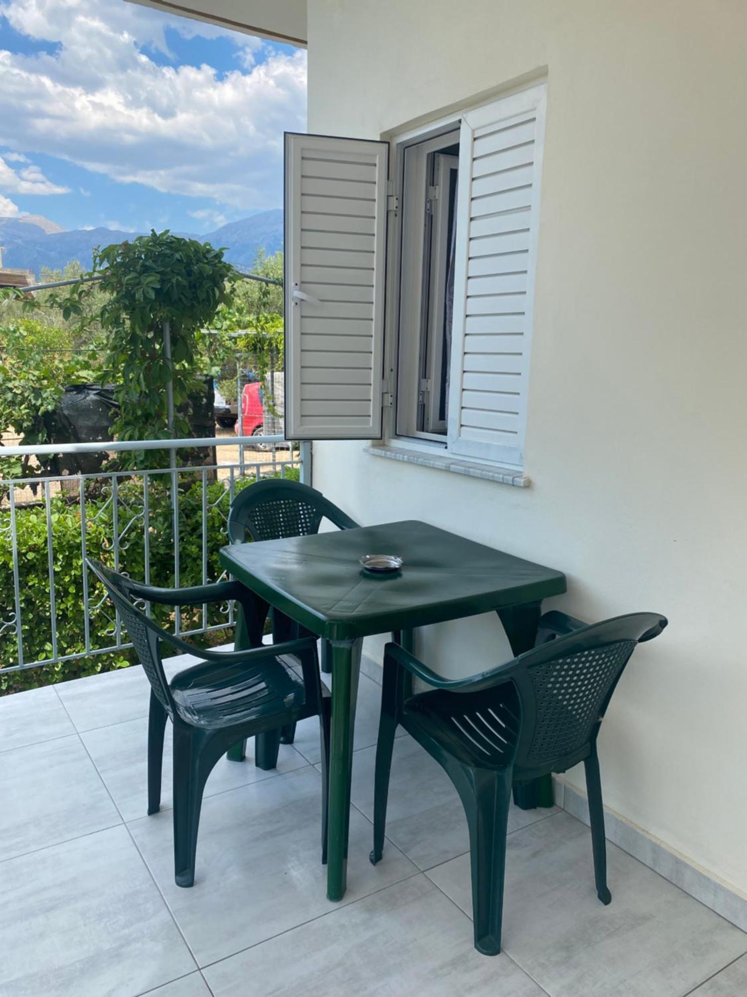 Rexhos Studios Himare Bagian luar foto