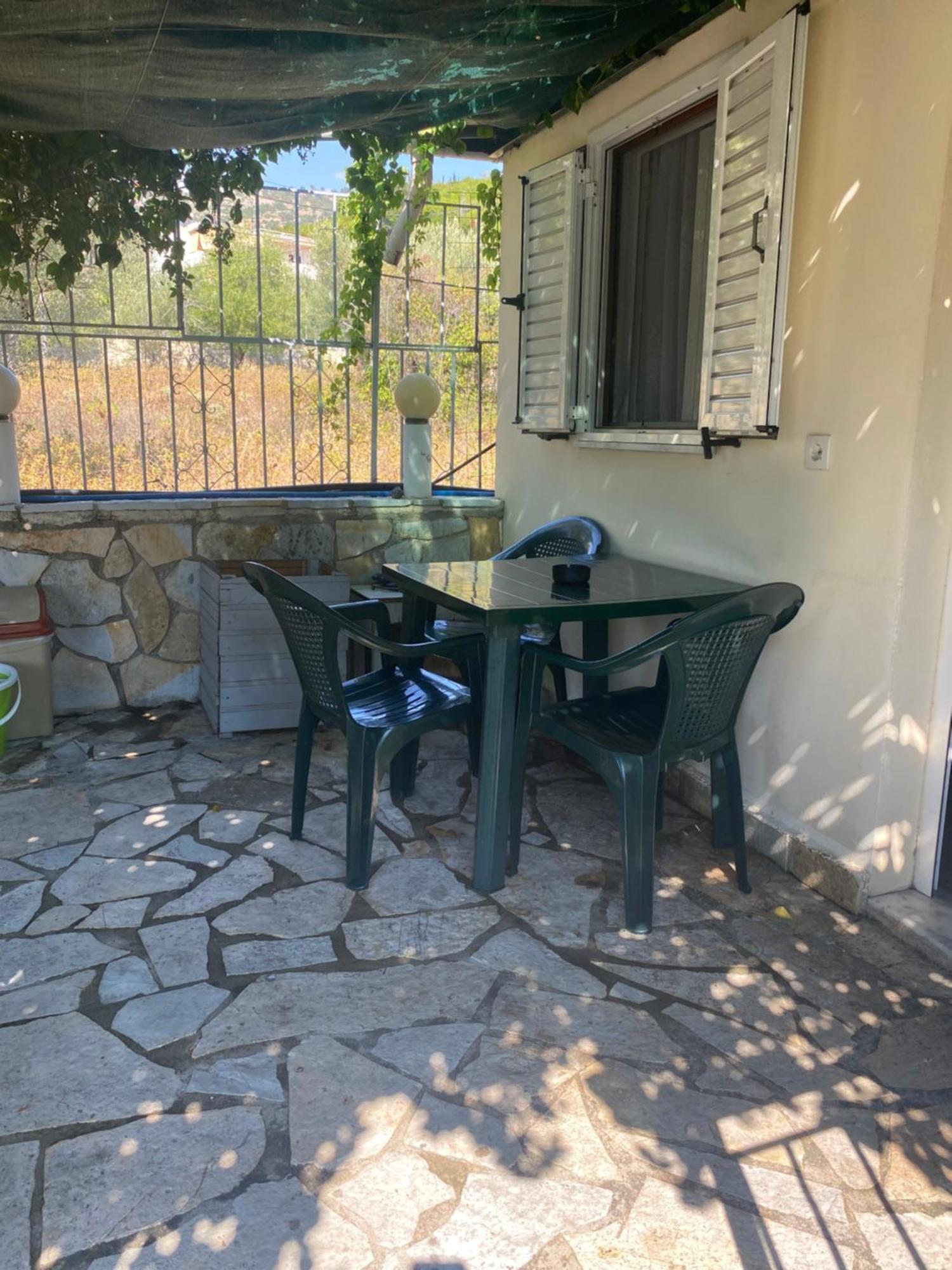 Rexhos Studios Himare Bagian luar foto