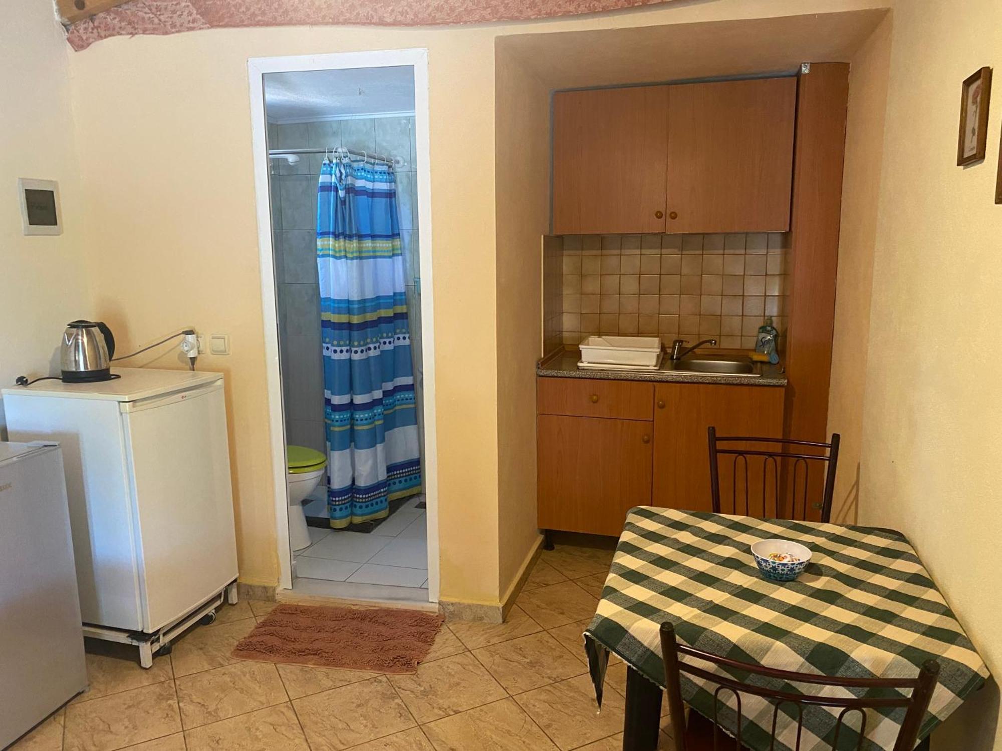 Rexhos Studios Himare Bagian luar foto