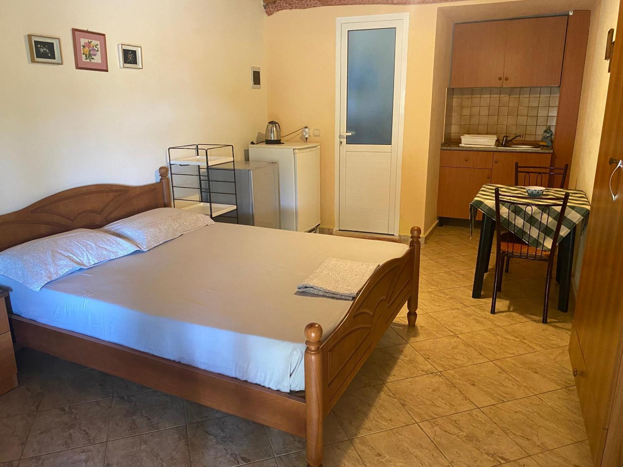 Rexhos Studios Himare Bagian luar foto