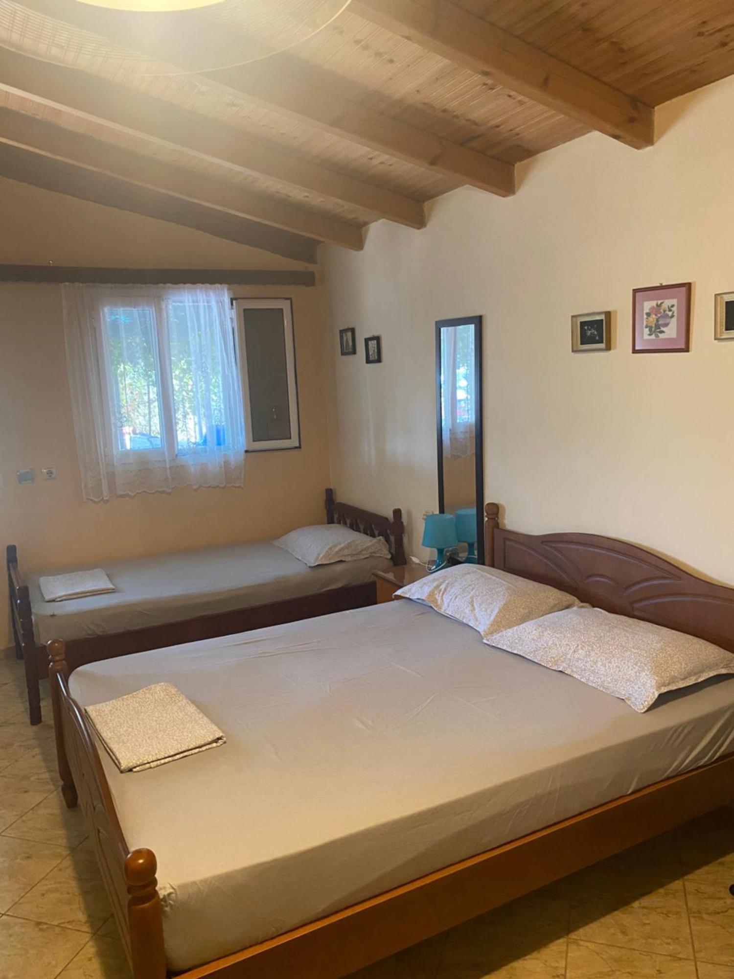 Rexhos Studios Himare Bagian luar foto