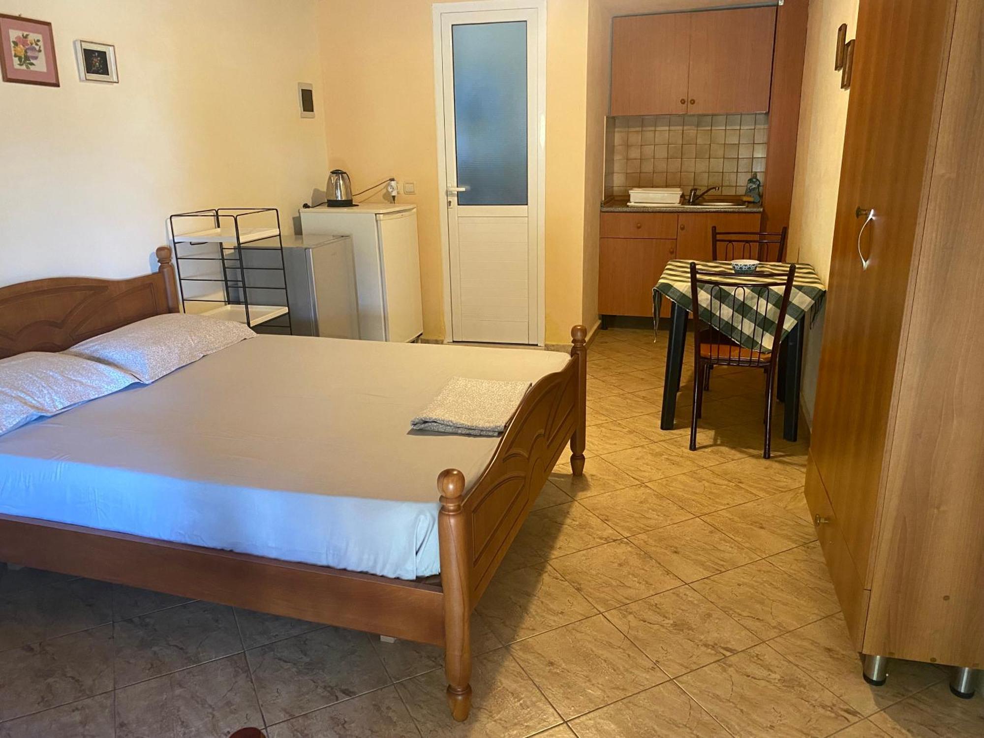 Rexhos Studios Himare Bagian luar foto