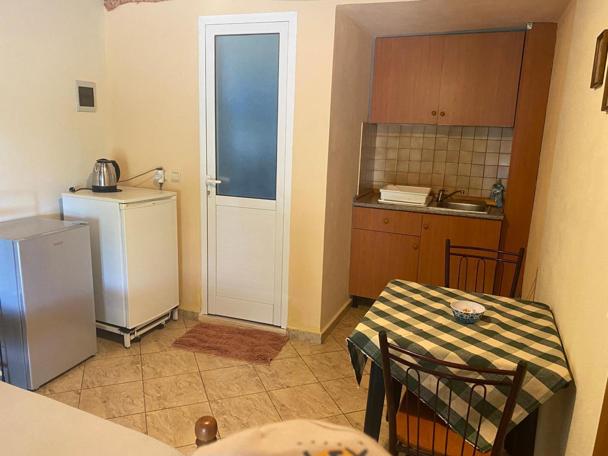 Rexhos Studios Himare Bagian luar foto