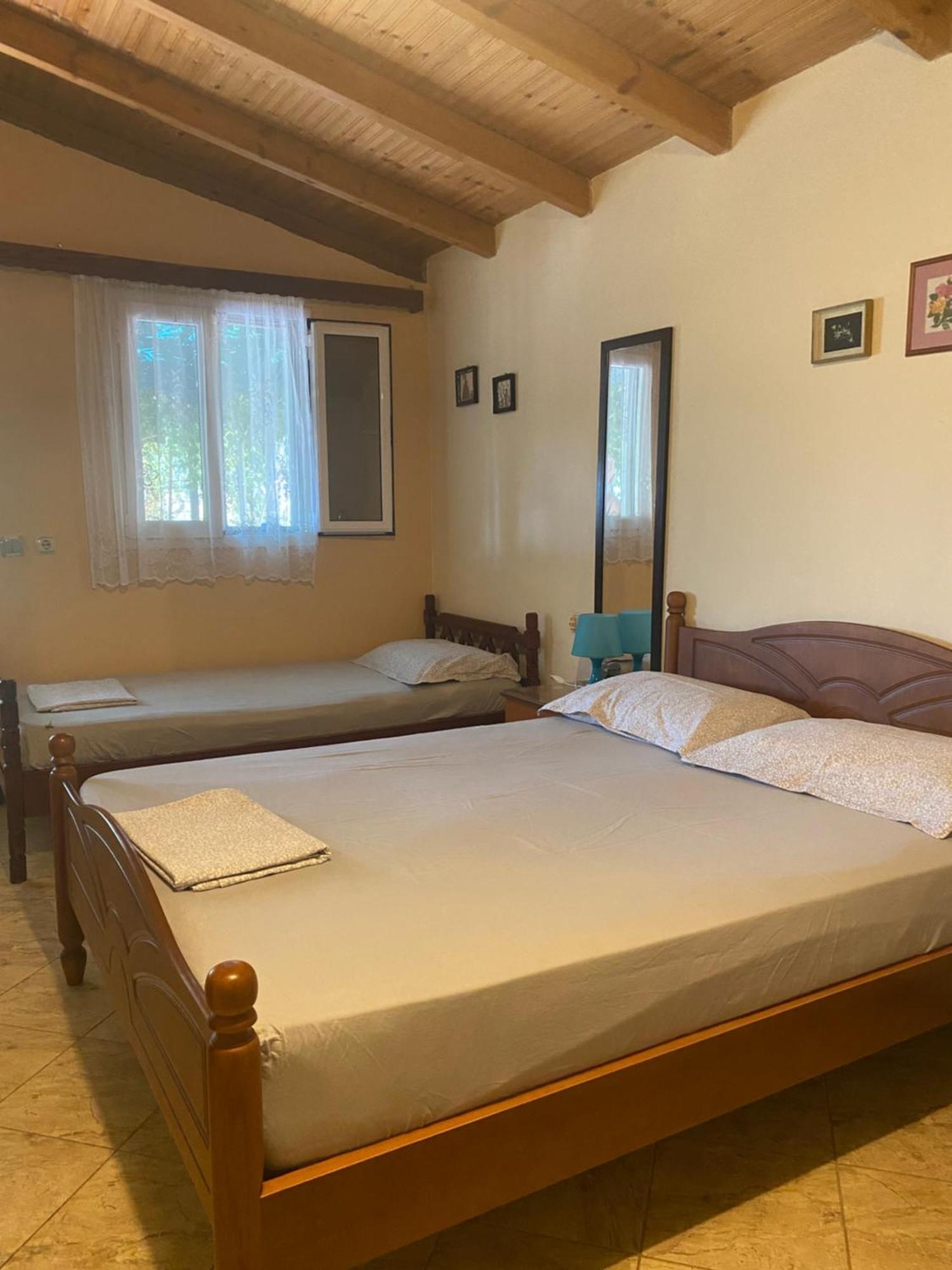 Rexhos Studios Himare Bagian luar foto