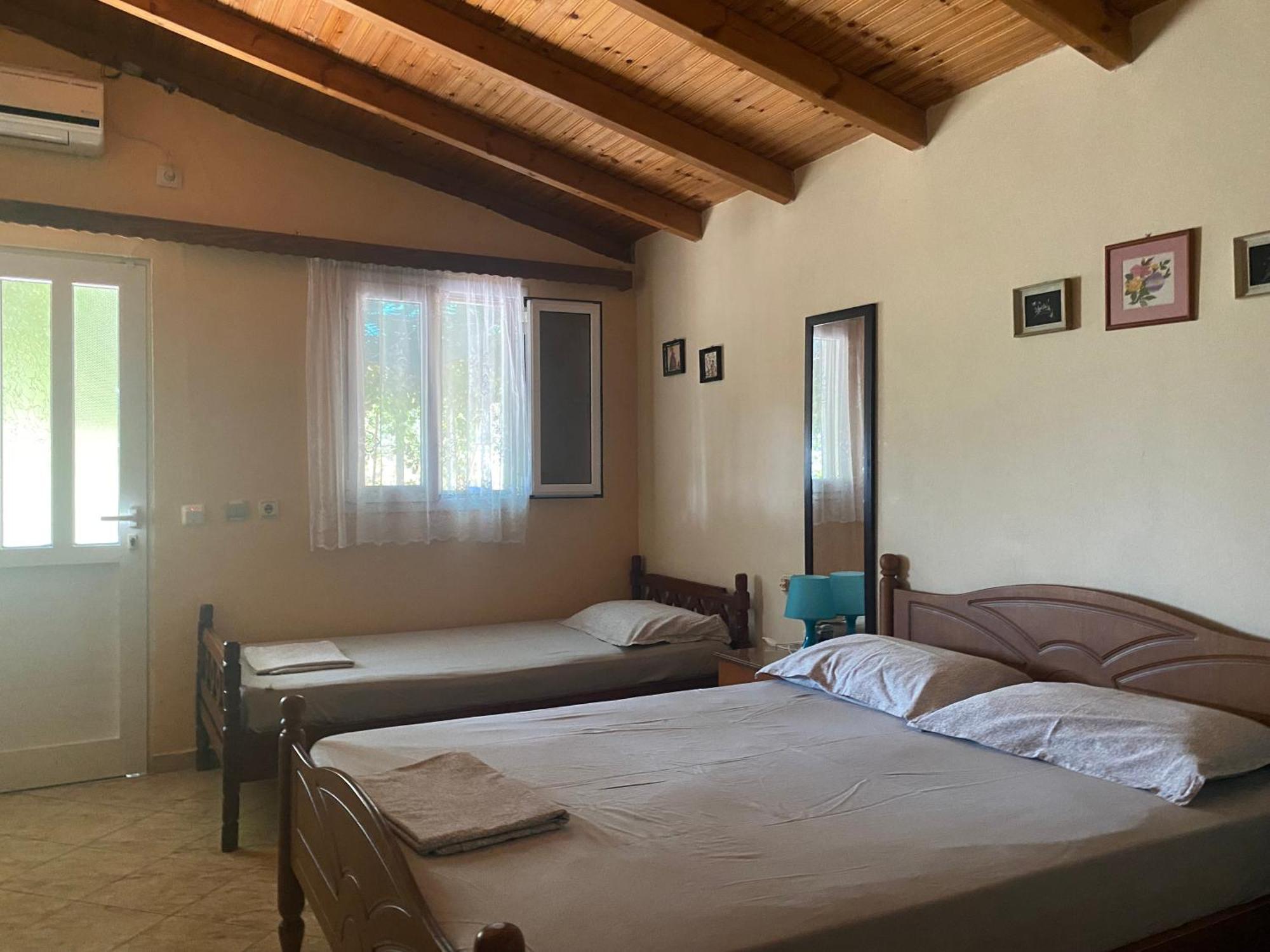 Rexhos Studios Himare Bagian luar foto