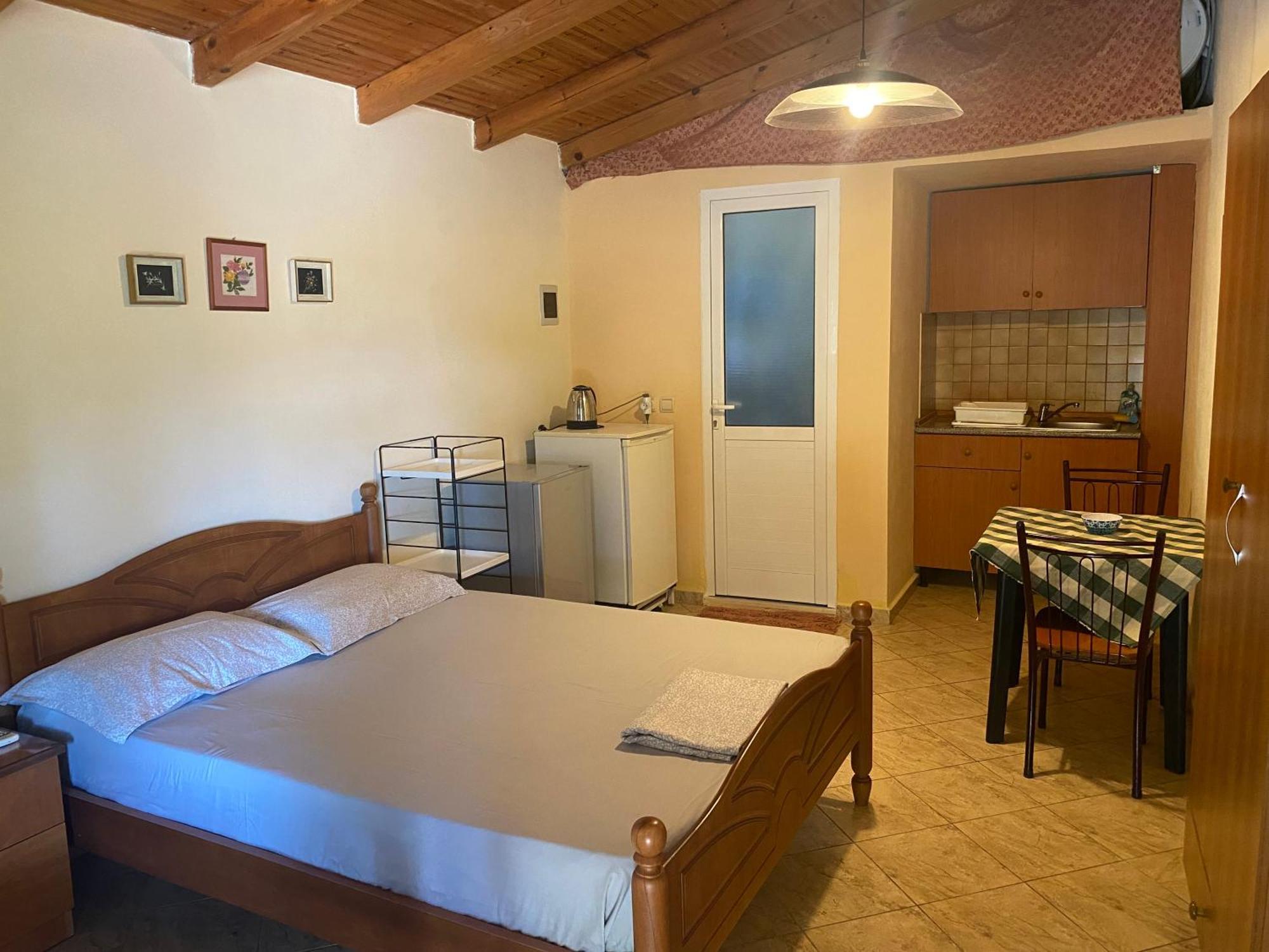 Rexhos Studios Himare Bagian luar foto