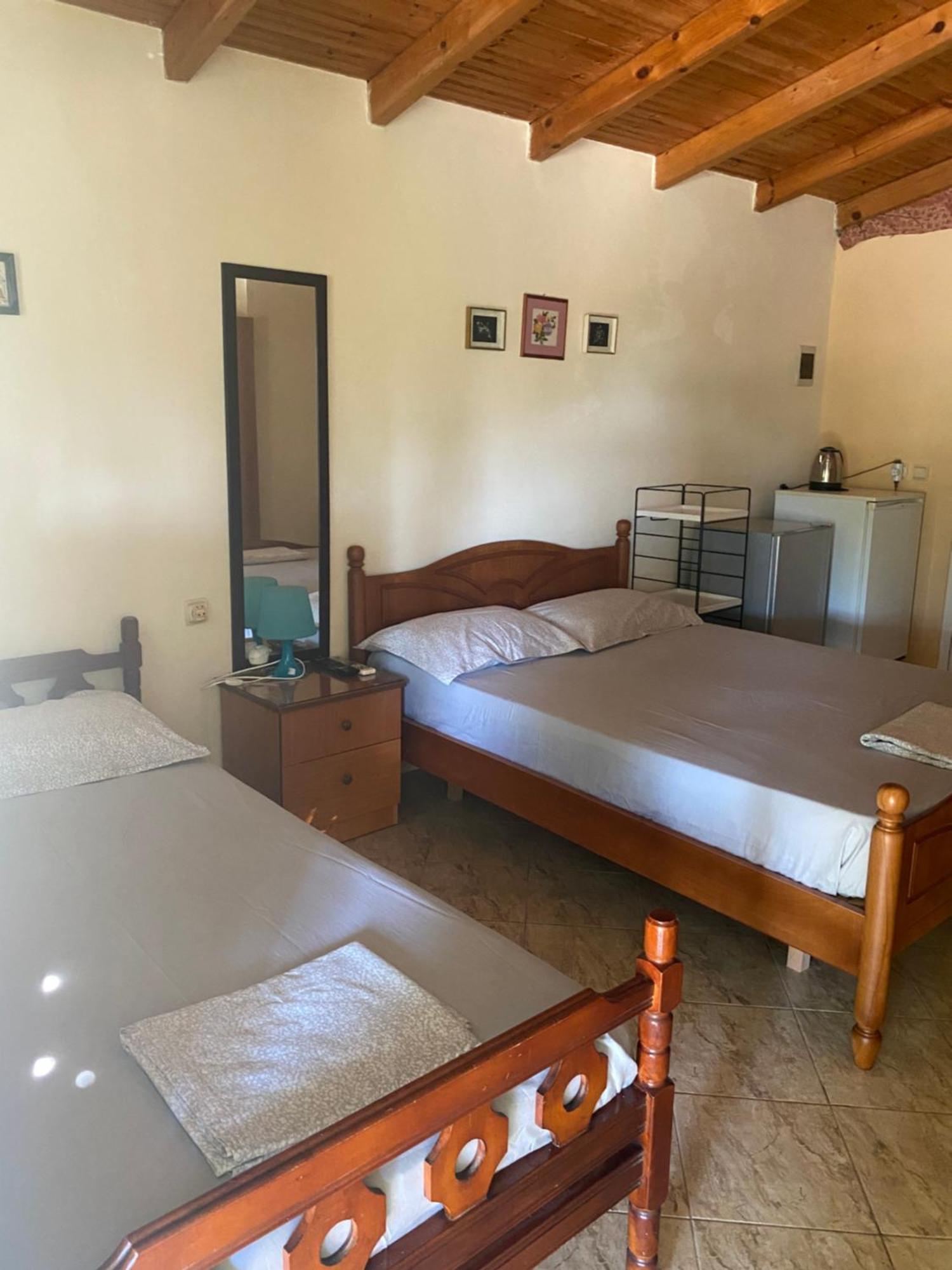 Rexhos Studios Himare Bagian luar foto