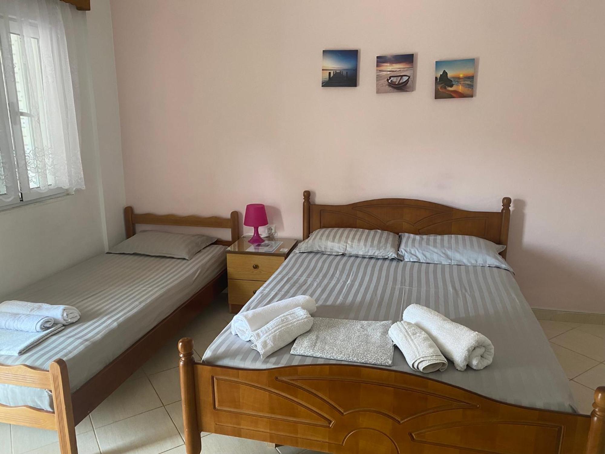 Rexhos Studios Himare Bagian luar foto