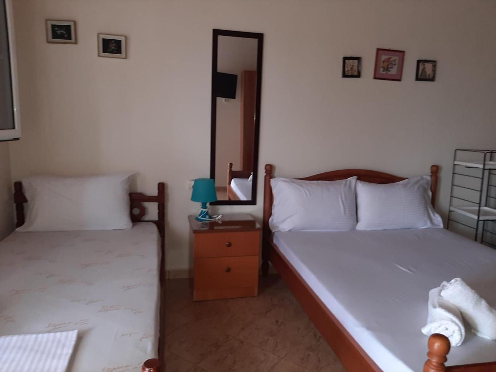 Rexhos Studios Himare Bagian luar foto