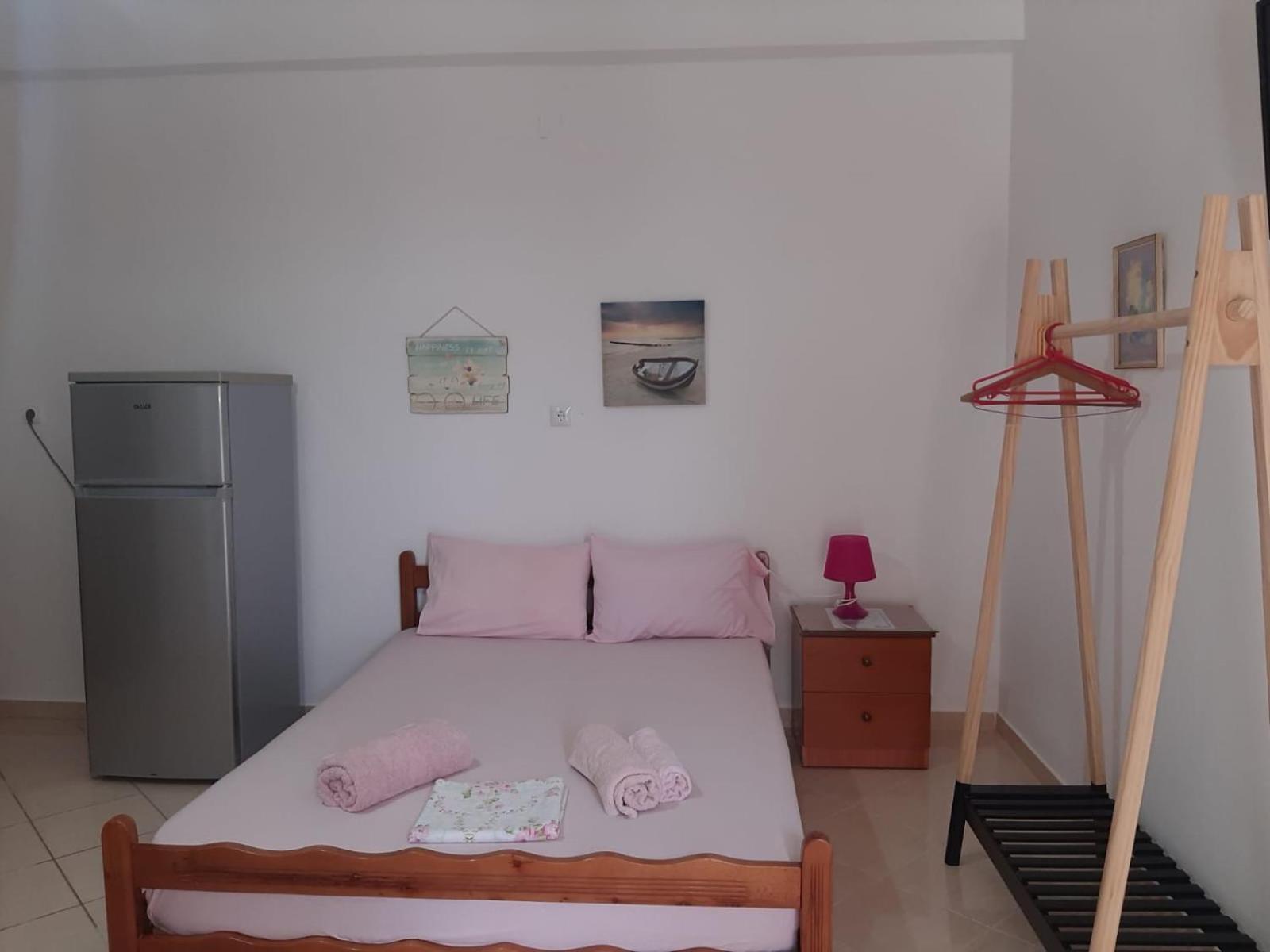 Rexhos Studios Himare Bagian luar foto