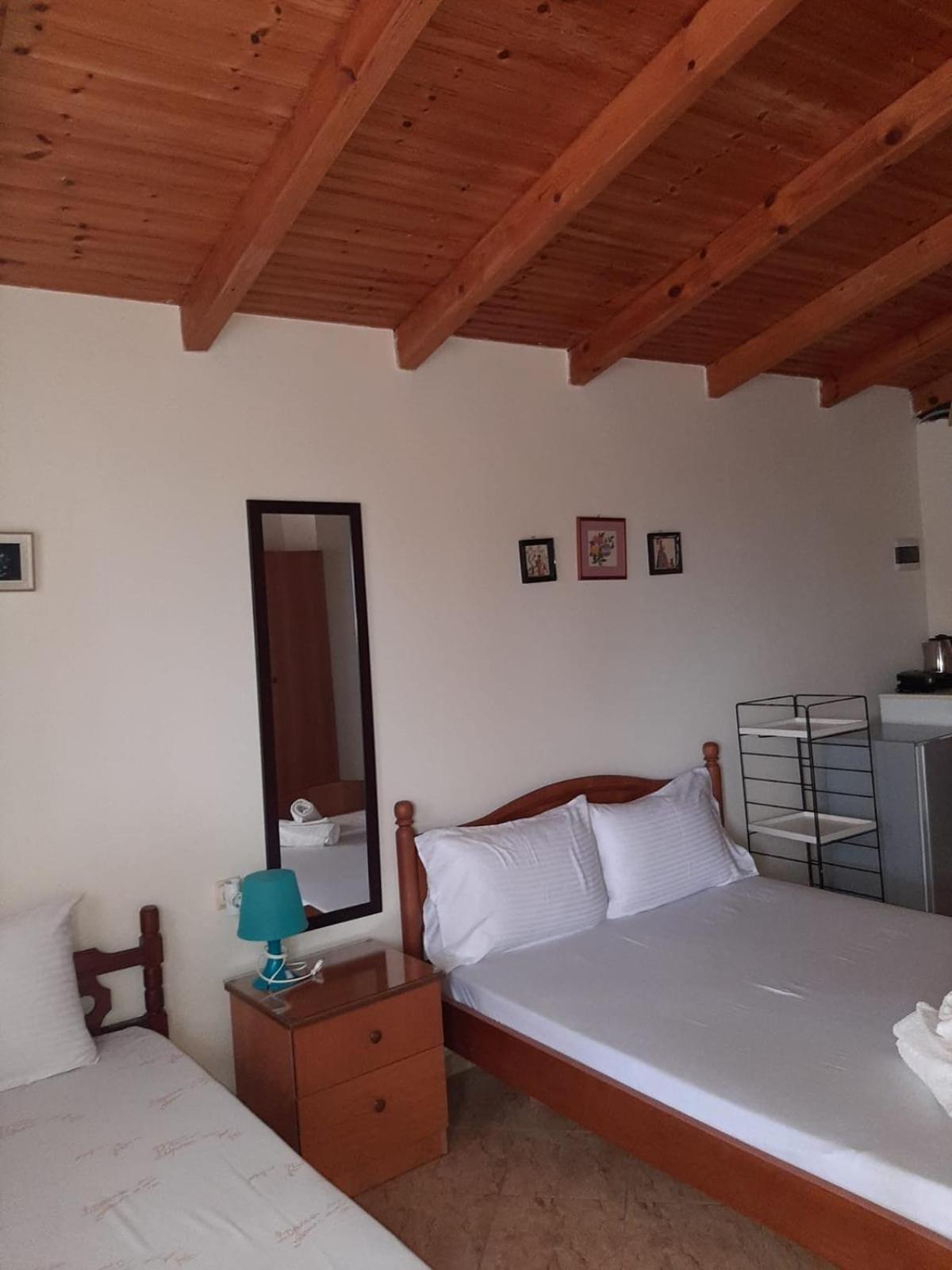 Rexhos Studios Himare Bagian luar foto