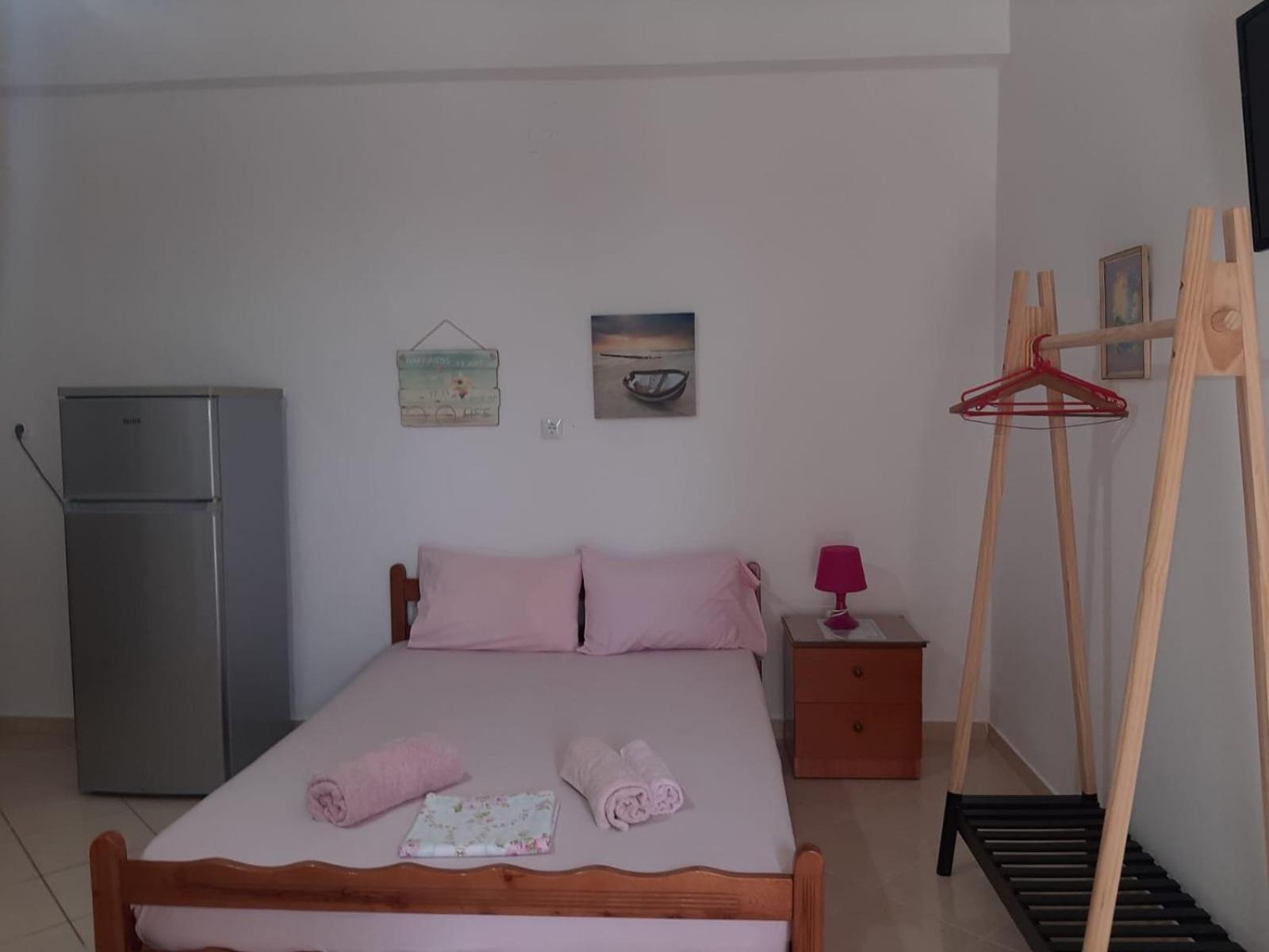Rexhos Studios Himare Bagian luar foto