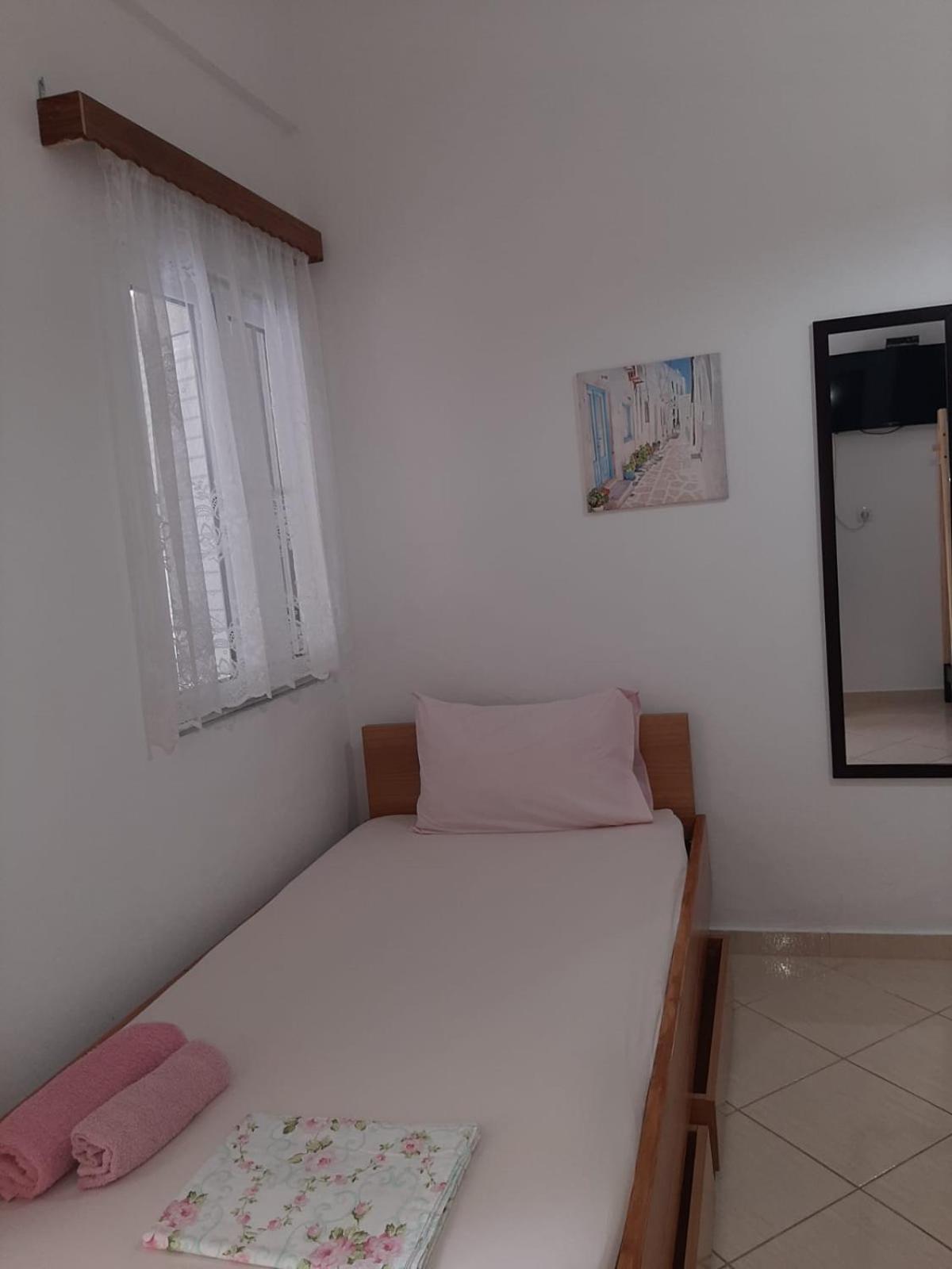 Rexhos Studios Himare Bagian luar foto