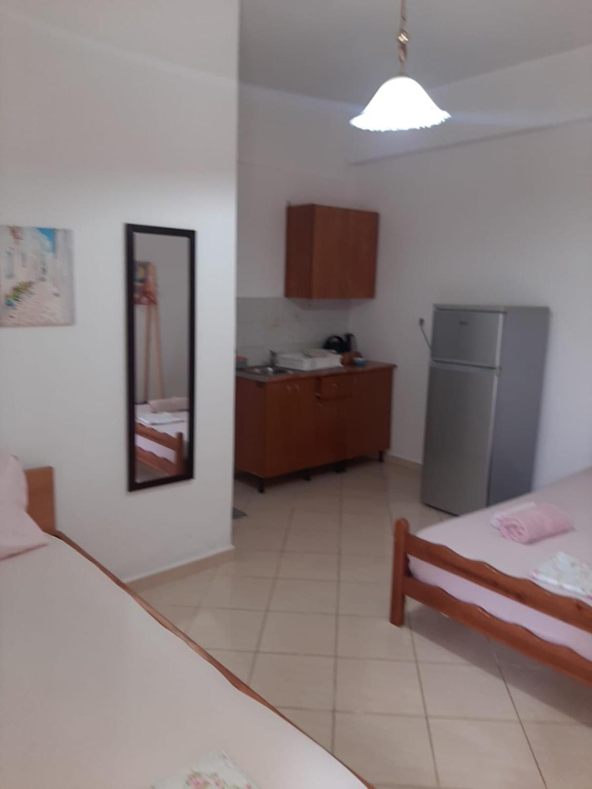 Rexhos Studios Himare Bagian luar foto