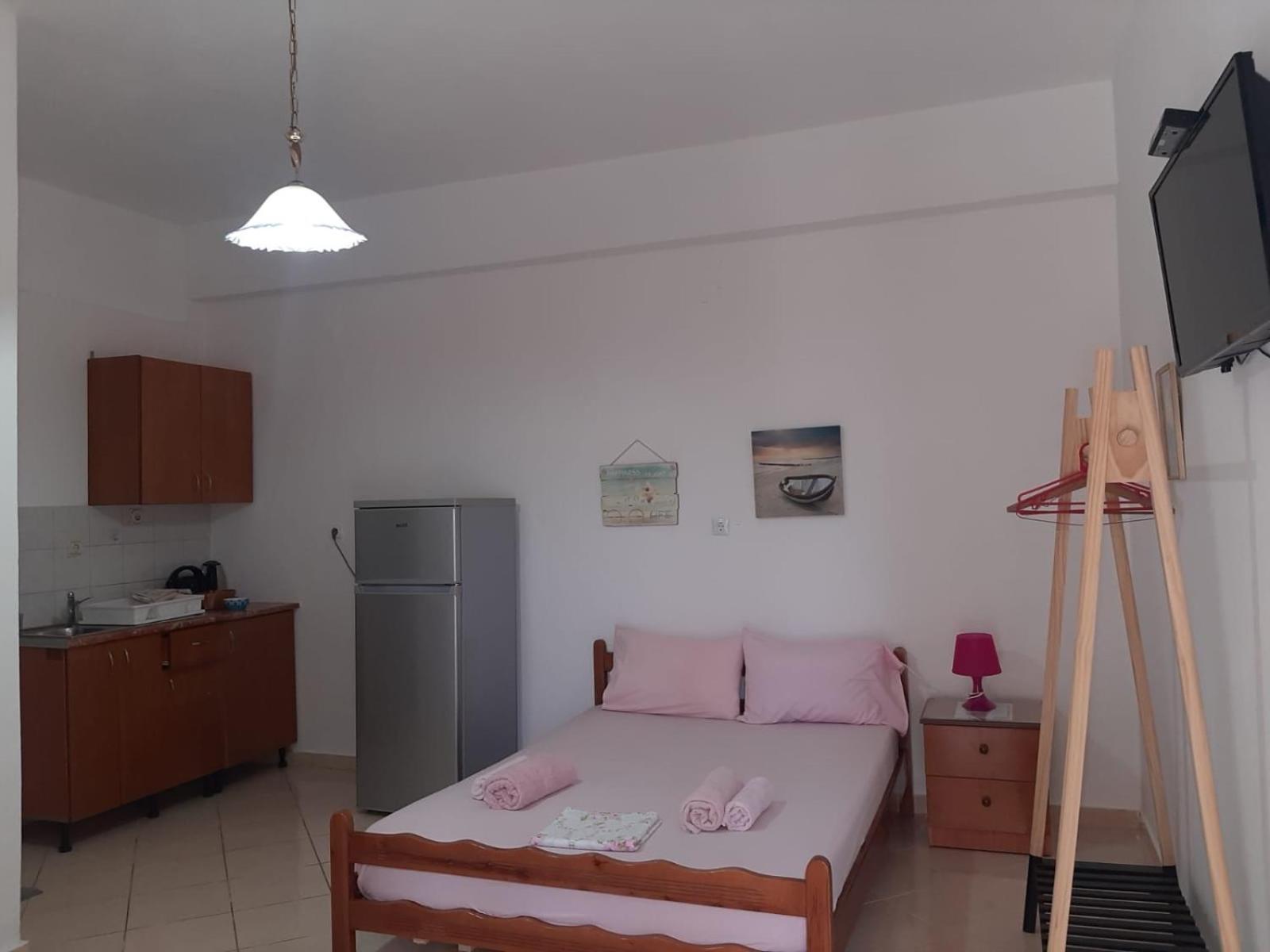 Rexhos Studios Himare Bagian luar foto