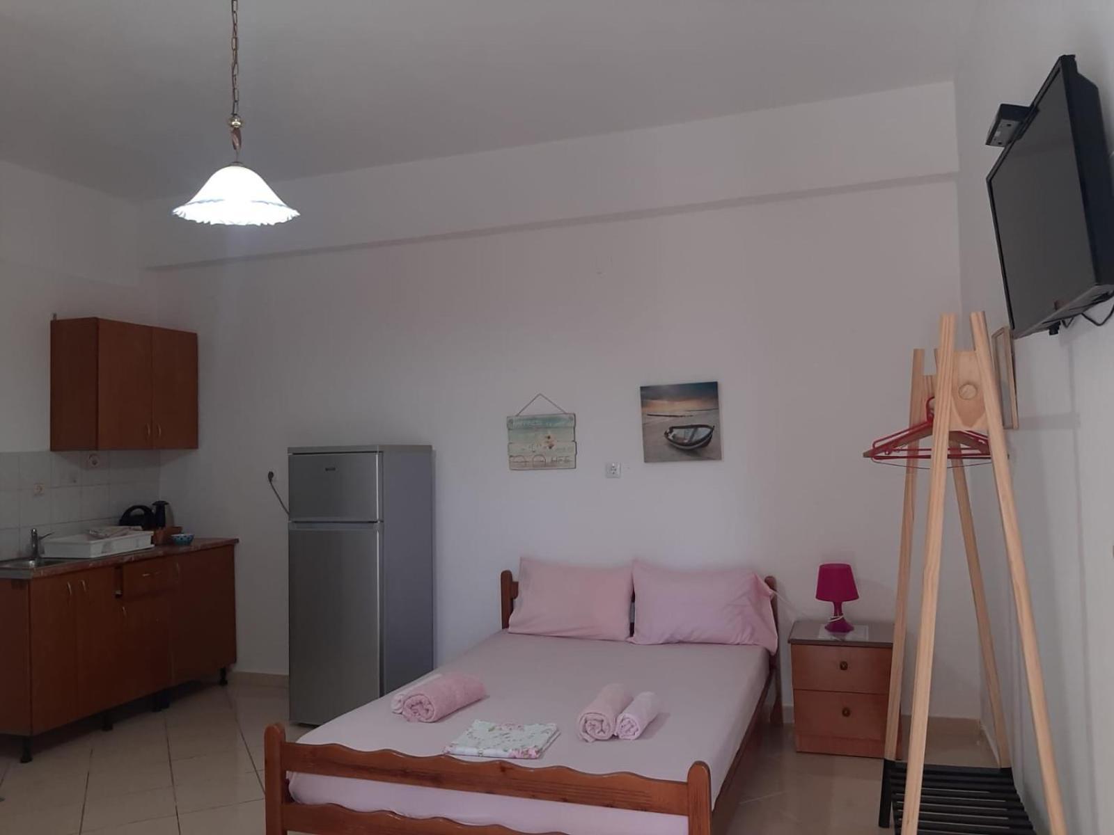 Rexhos Studios Himare Bagian luar foto