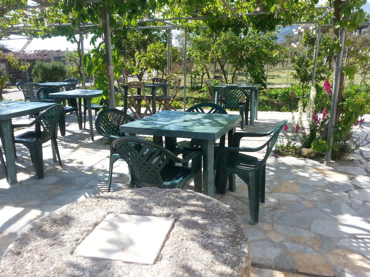 Rexhos Studios Himare Bagian luar foto