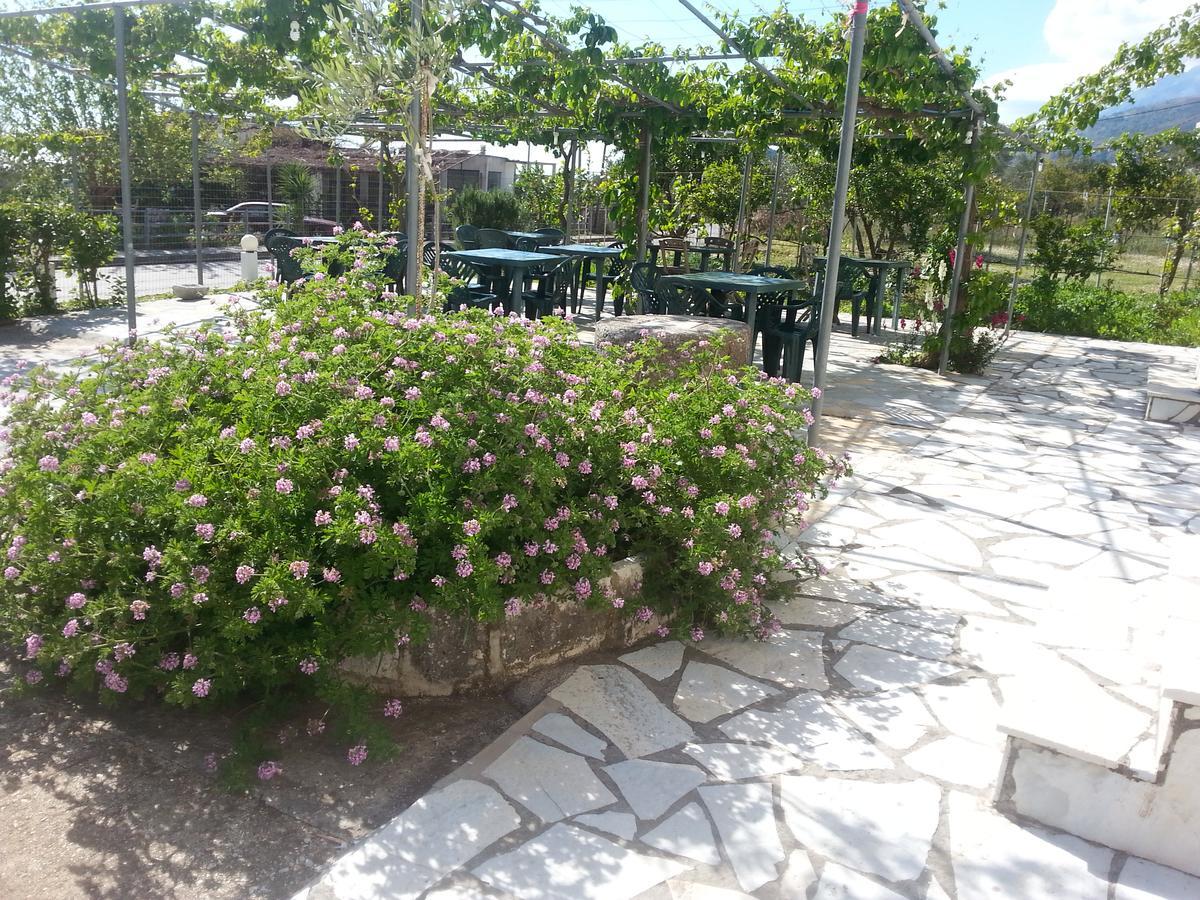 Rexhos Studios Himare Bagian luar foto