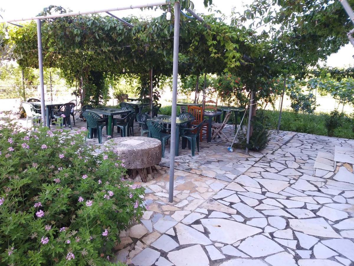 Rexhos Studios Himare Bagian luar foto