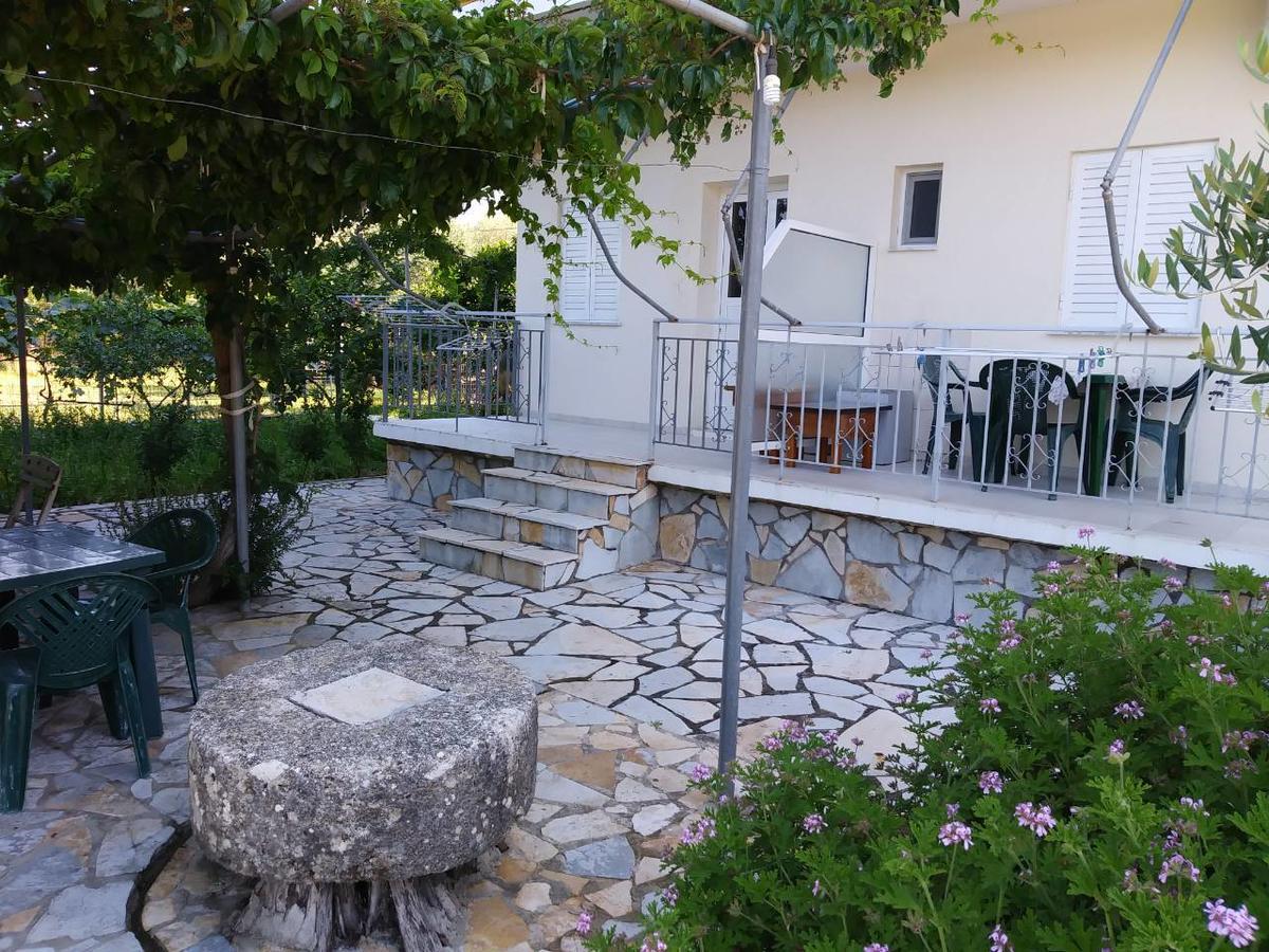 Rexhos Studios Himare Bagian luar foto
