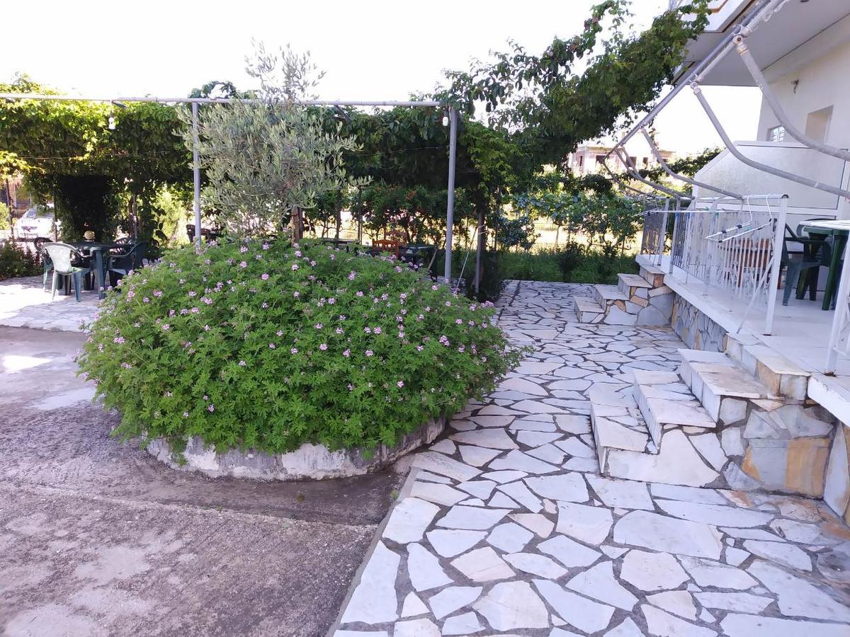 Rexhos Studios Himare Bagian luar foto