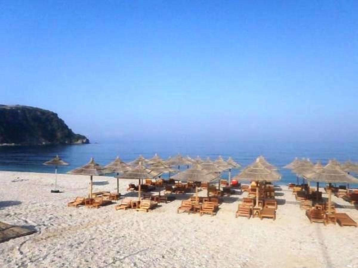 Rexhos Studios Himare Bagian luar foto