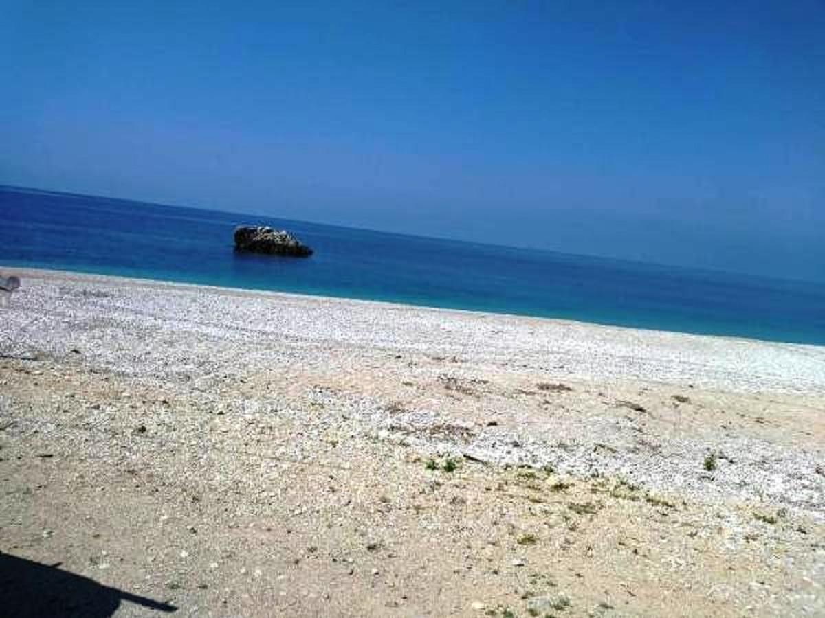Rexhos Studios Himare Bagian luar foto