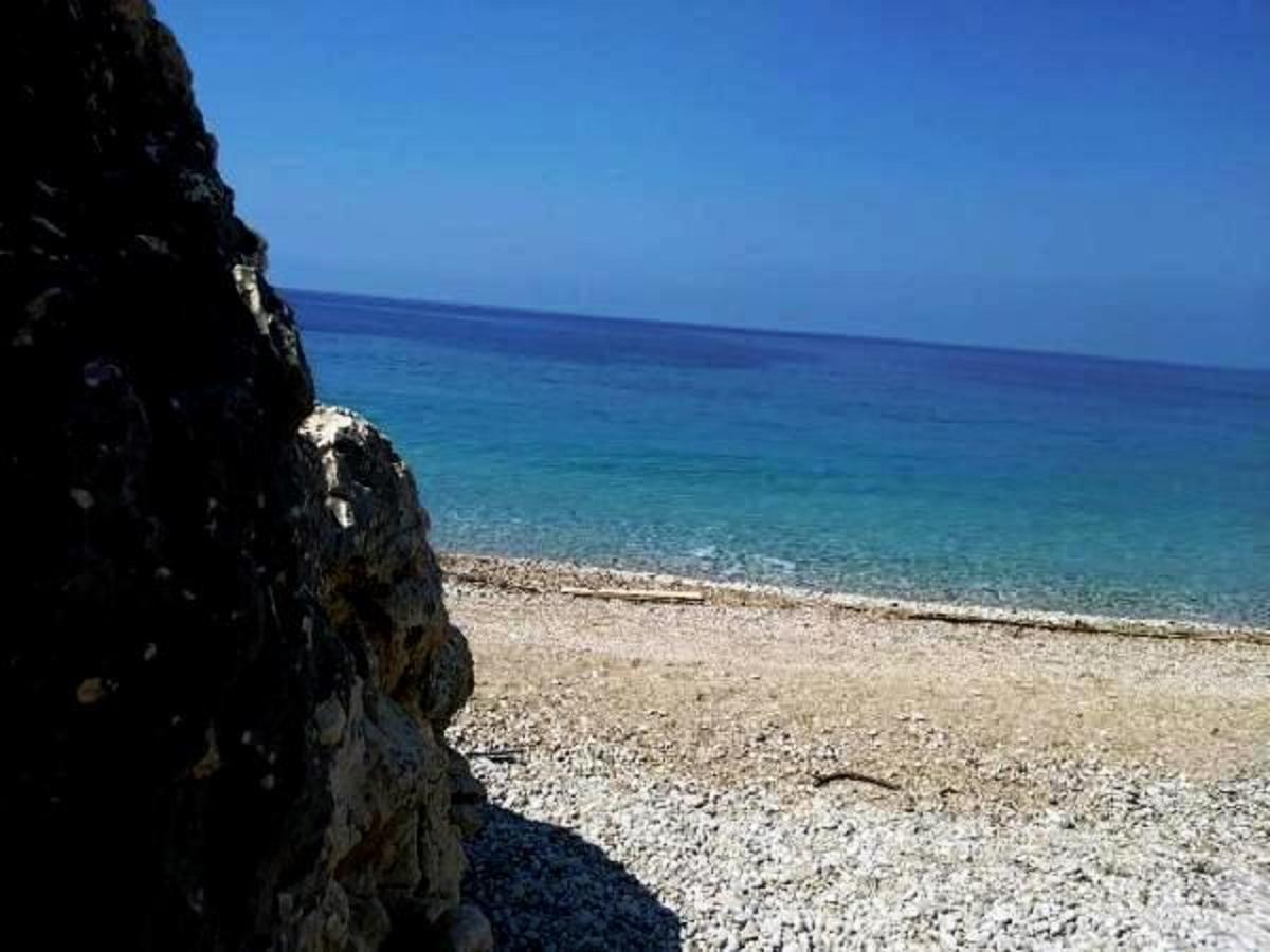 Rexhos Studios Himare Bagian luar foto