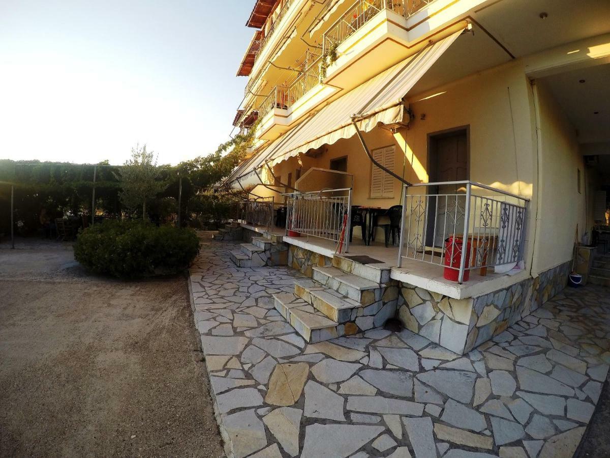Rexhos Studios Himare Bagian luar foto